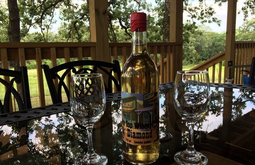 Hughes County Cabina | Hermosa y acogedora cabaña de cedro rústico ubicada cerca de Rocky Top Winery.