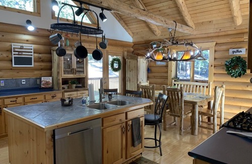 Cripple Creek Casa | Beautiful Custom Log Home in the Mountains- Great for Large Families