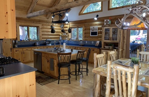 Cripple Creek Casa | Beautiful Custom Log Home in the Mountains- Great for Large Families