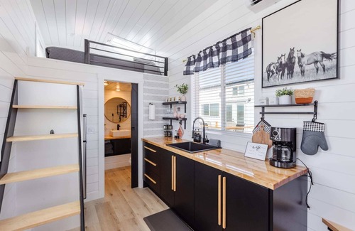 Apple Valley Apartamento | Beautiful Dana Blue Tiny Home with Private Hot Tub