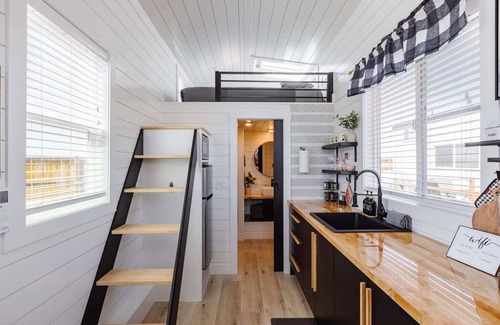 Apple Valley Apartamento | Beautiful Dana Blue Tiny Home with Private Hot Tub