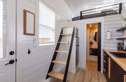 Apple Valley Apartamento | Beautiful Dana Blue Tiny Home with Private Hot Tub