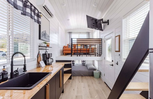 Apple Valley Apartamento | Beautiful Dana Blue Tiny Home with Private Hot Tub