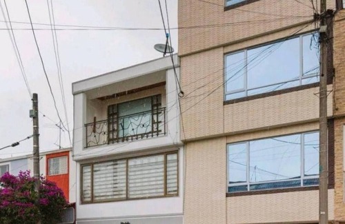 Kennedy Apartamento | Hermoso-Depa-6Personas-Amplio-Tercer piso-CC Eden.