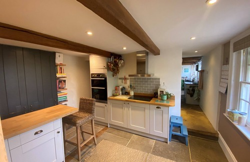 Billingshurst Casa | Beautiful detached early Georgian period country house with 2 bed cottage & pool