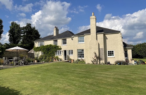 Billingshurst Casa | Beautiful detached early Georgian period country house with 2 bed cottage & pool