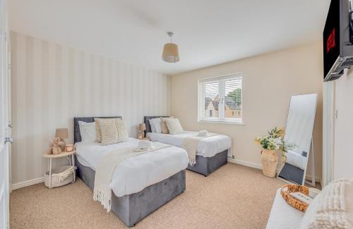 Upton Casa | Beautiful Detached House with Driveway Parking, Study Room, Spacious Garden, Smart TVs and Fast Wifi by Yoko Property