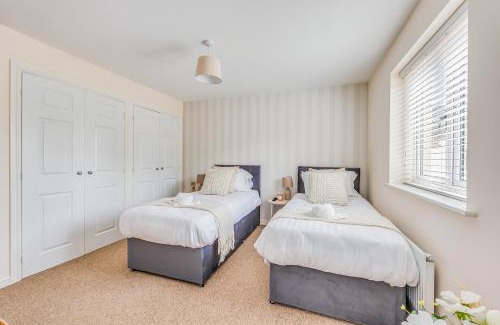 Upton Casa | Beautiful Detached House with Driveway Parking, Study Room, Spacious Garden, Smart TVs and Fast Wifi by Yoko Property