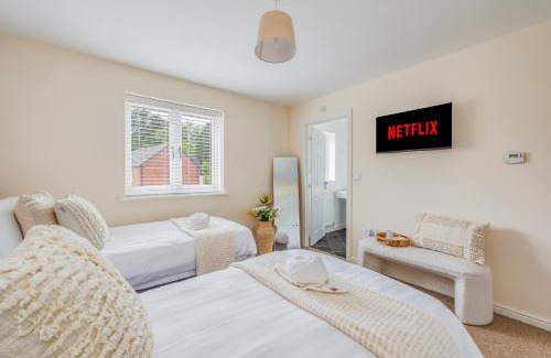 Upton Casa | Beautiful Detached House with Driveway Parking, Study Room, Spacious Garden, Smart TVs and Fast Wifi by Yoko Property