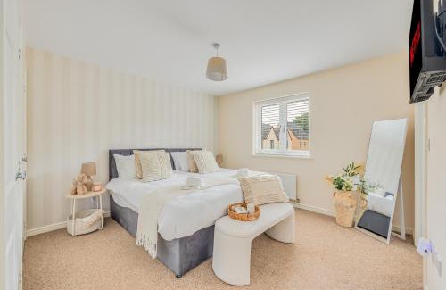 Upton Casa | Beautiful Detached House with Driveway Parking, Study Room, Spacious Garden, Smart TVs and Fast Wifi by Yoko Property
