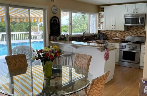 Westhampton Casa | Hermosa casa 4BR amigable para perros en 1. 6 acres. Vista al mar y muelle privado.