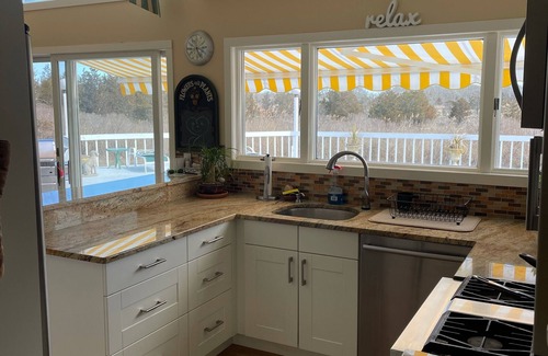 Westhampton Casa | Hermosa casa 4BR amigable para perros en 1. 6 acres. Vista al mar y muelle privado.