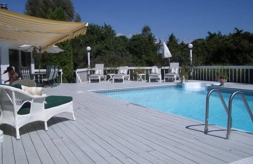 Westhampton Casa | Hermosa casa 4BR amigable para perros en 1. 6 acres. Vista al mar y muelle privado.