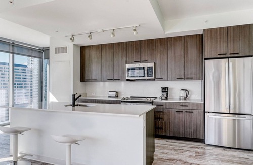 Waller Creek District Apartamento | Beautiful Downtown 2BR w/ Lounge, Deck, W/D & Pool, by Blueground