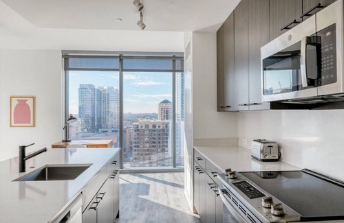 Waller Creek District Apartamento | Beautiful Downtown 2BR w/ Lounge, Deck, W/D & Pool, by Blueground