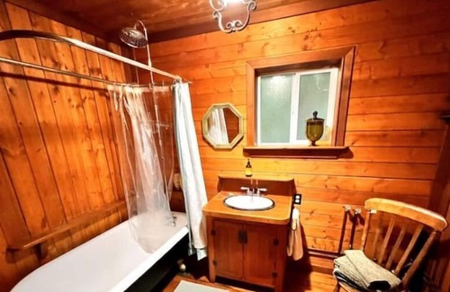 Squamish Cabina | Beautiful Downtown 'Forest' Cabin with hot tub