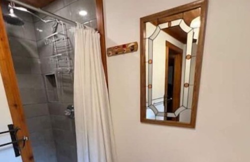 Squamish Cabina | Beautiful Downtown 'Forest' Cabin with hot tub