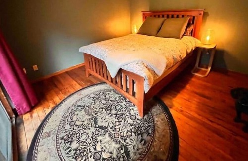 Squamish Cabina | Beautiful Downtown 'Forest' Cabin with hot tub