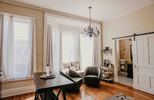 Clare Apartamento | Beautiful Downtown Loft - East Suite