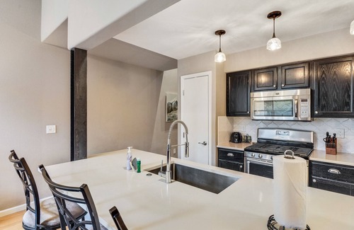 Edwards Casa | Beautiful downtown townhouse with patio, grill, firepit, fireplace, washer/dryer