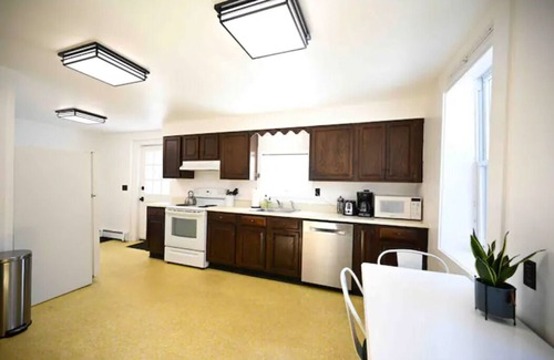 Eastern Vermont Casa | Beautiful Downtown 3 Bedroom 1 & 1/2 Bath/ High Speed Internet/ Cable / Desk