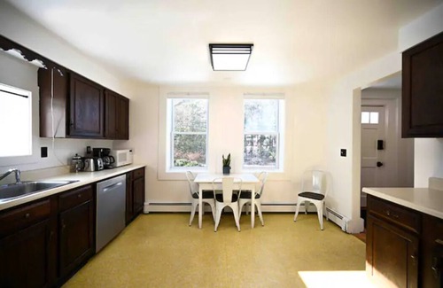 Eastern Vermont Casa | Beautiful Downtown 3 Bedroom 1 & 1/2 Bath/ High Speed Internet/ Cable / Desk