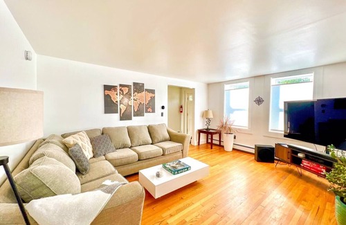 Eastern Vermont Casa | Beautiful Downtown 3 Bedroom 1 & 1/2 Bath/ High Speed Internet/ Cable / Desk