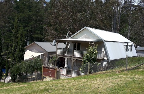 Merrijig Casa | Beautiful Dutch Barn style country house in Merrijig (base of Mt Buller)