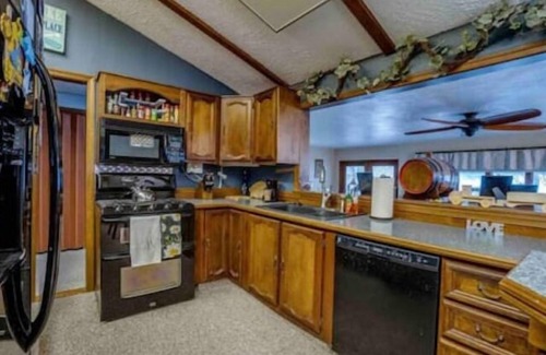 Dundee Cabaña | Beautiful East Waneta Lake Cottage!