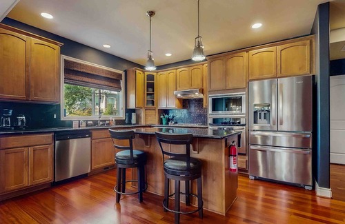 Enumclaw Casa | Beautiful Enumclaw home near downtown with yard, grill, gas fireplace, & A/C