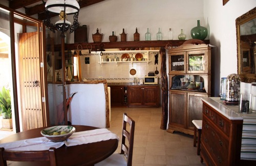 Santa Maria del Cami Villa | Villa de diseño con piscina entre viñedos
