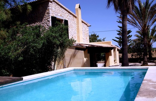 Santa Maria del Cami Villa | Villa de diseño con piscina entre viñedos