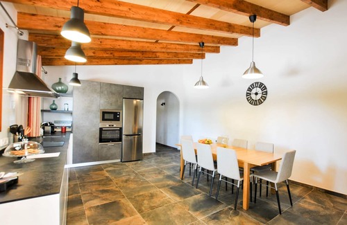 Santa Maria del Cami Villa | Preciosa casa "7Xemeneies" con piscina, jardín, terrazas y WiFi; aparcamiento disponible