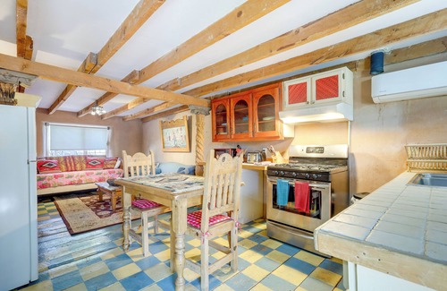 Santa Cruz Apartamento | Beautiful Española Retreat w/ Patio!