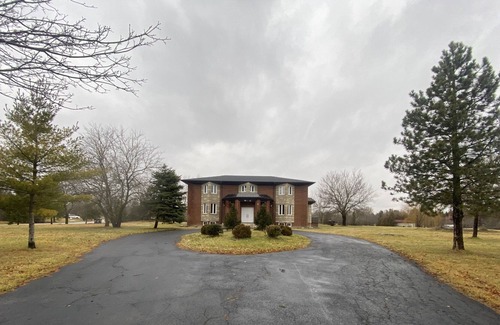 Brampton Casa | Beautiful Estate Home Getaway