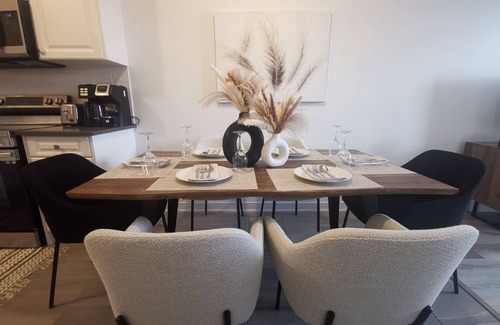 Barrie Villa | Beautiful Estate in the Heart of Barrie, 7mins to Lakeshore