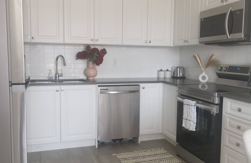 Barrie Villa | Beautiful Estate in the Heart of Barrie, 7mins to Lakeshore