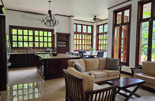 Tárcoles Casa | Beautiful & Exclusive Garden Villa - Privacy, Security, Pool, Jacuzzi