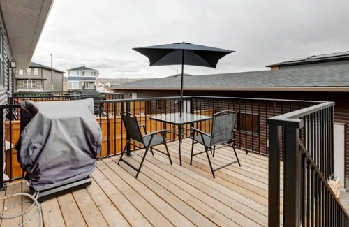 Cochrane Casa | Beautiful Executive Townhome