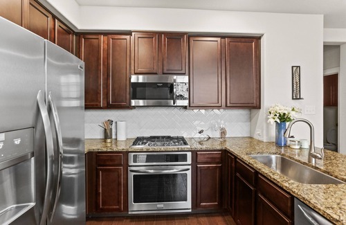 The Colony Casa | Beautiful Executive Townhome superb location 3br 3.5bth in peaceful Lewisville