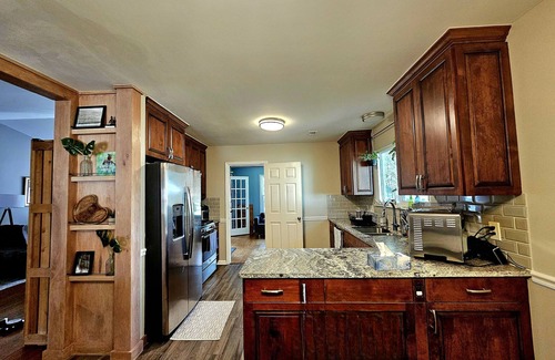 Charlotte Casa | Beautiful Family Friendly Home, with spacious yard, 5 min from theme park!