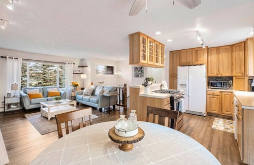 Taku - Campbell Casa | Beautiful Family Getaway w/ Fireplace, Deck, Yard & Game Room