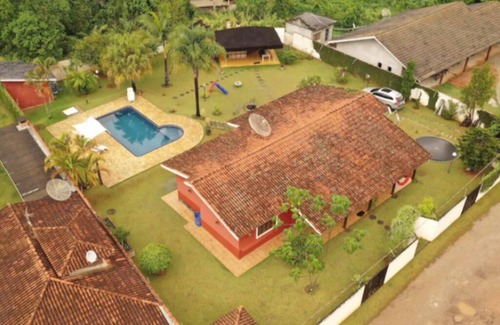 Portao Casa | Beautiful family home in Atibaia with children's trampoline pyra internet 300mb