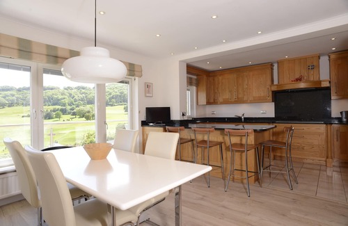 Eastbourne Casa | Hermosa casa familiar con piscina y vistas al campo de golf y South Downs