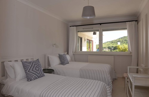 Eastbourne Casa | Hermosa casa familiar con piscina y vistas al campo de golf y South Downs