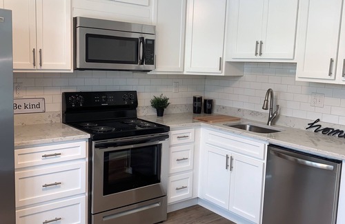 Crofton Casa | Beautiful family sized townhouse with deck. Close to Washington DC and Baltimore