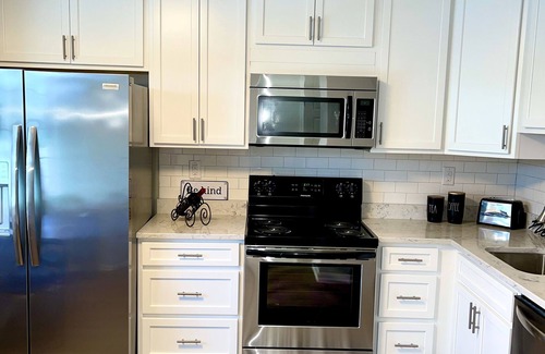 Crofton Casa | Beautiful family sized townhouse with deck. Close to Washington DC and Baltimore
