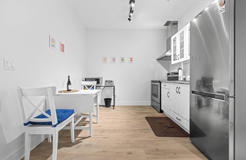 Yorkson Casa | Beautiful Family Suite w/ Backyard Picnic & Games