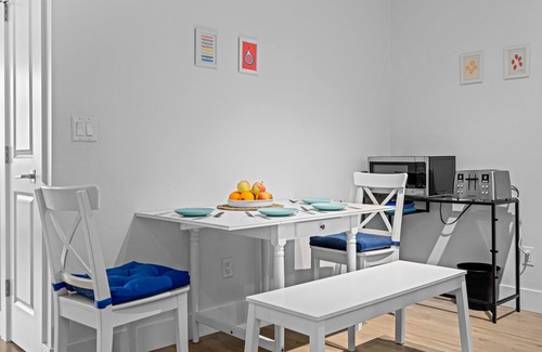 Yorkson Casa | Beautiful Family Suite w/ Backyard Picnic & Games