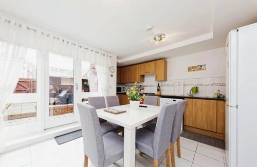Canterbury Casa | Beautiful Family Town Home With Private Parking